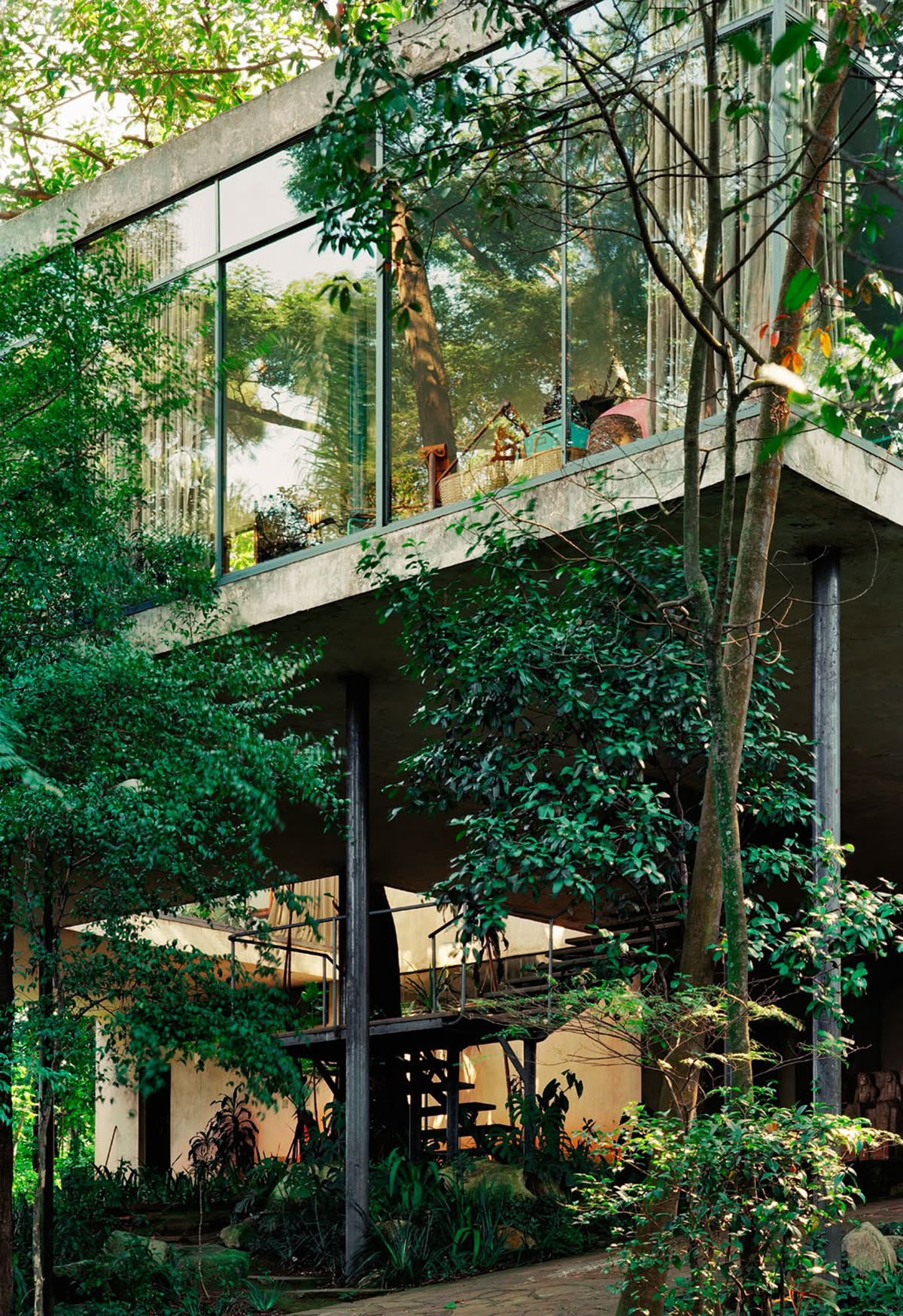 An eco-brutalist architectural reference for the Casa Calixto flacon.